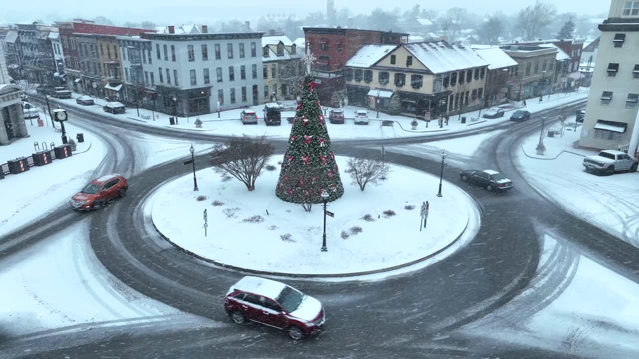 겨울 눈 폭풍 동안 크리스마스 트리 로 장식 된 미국 도시 중심지