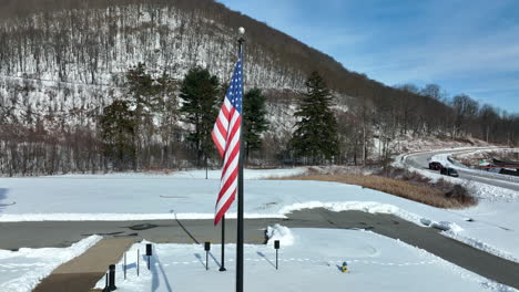 asta de la bandera americana en el frío día de invierno en la nieve