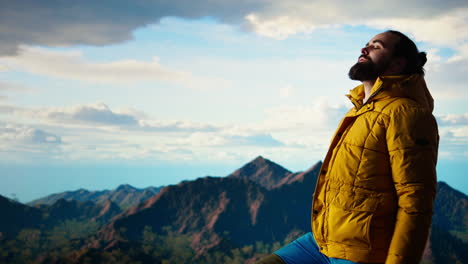 pacífico viajero satisfecho sintiéndose feliz escalando la montaña