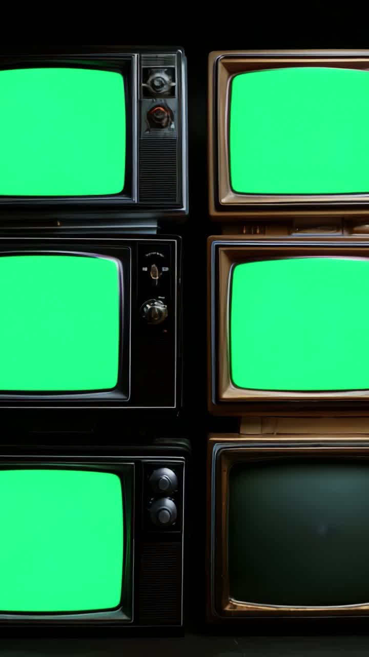 Rappresentazione estetica di televisori retrò con schermi verdi, che evoca nostalgia con design vintage anni '70 e '80, perfetta per progetti e contenuti multimediali a tema retrò
