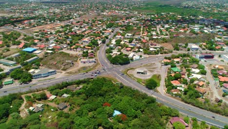 Drone-Inclinado-Hacia-Abajo-Vista-Panorámica-Intersección-De-Carreteras-De-Cuatro-Vías,-Curacao-Caribe