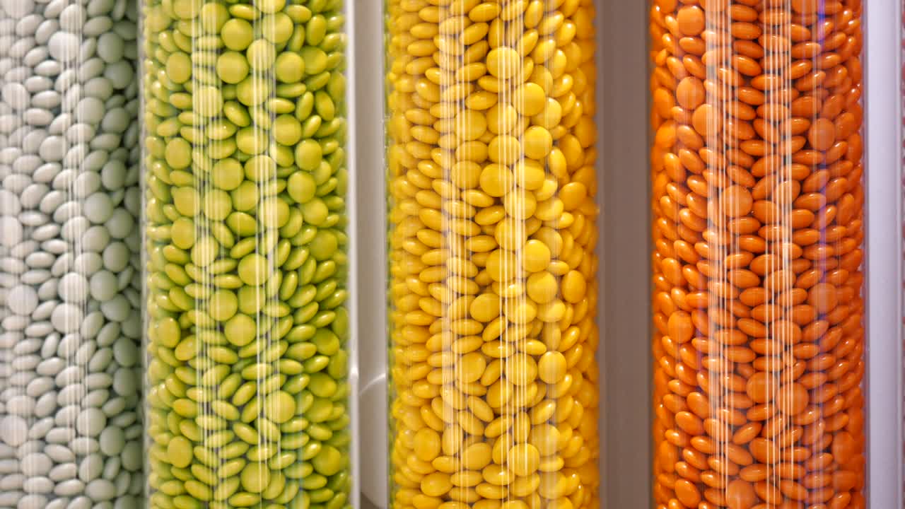 Colorful Candies in Cylindrical Containers