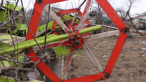 primer plano del carrete de la cosechadora conectado a un tractor agrícola en la granja