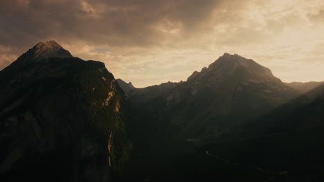 vista de la puesta de sol en la montaña