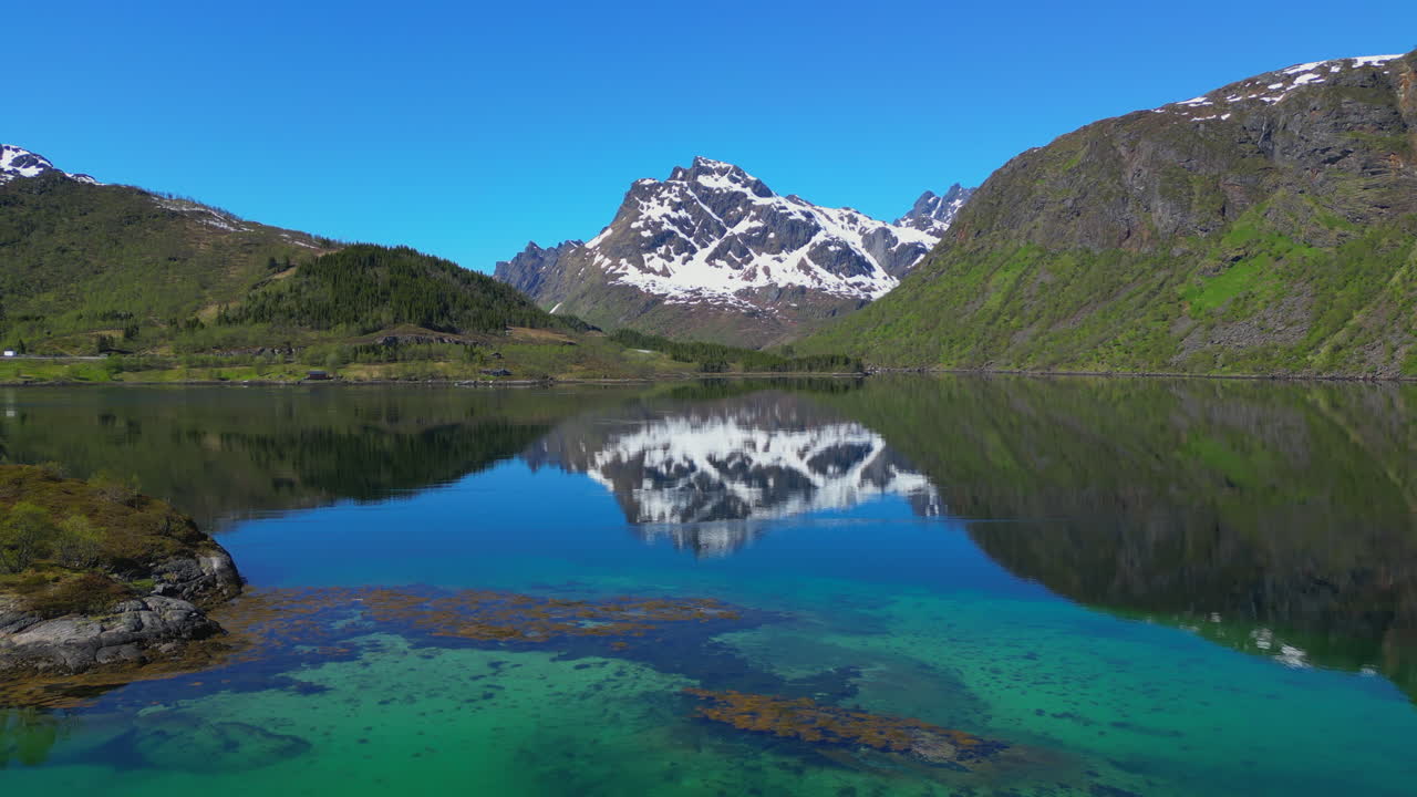 노르웨이 의 후스조르드 근처 에 있는 평온 한 피오르드: 평온 한 물 에 대한 여름 의 반성