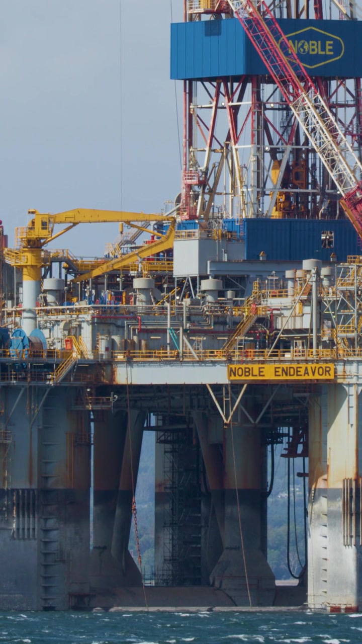 Nærbillede af Noble Endeavor offshore-olierig i havet