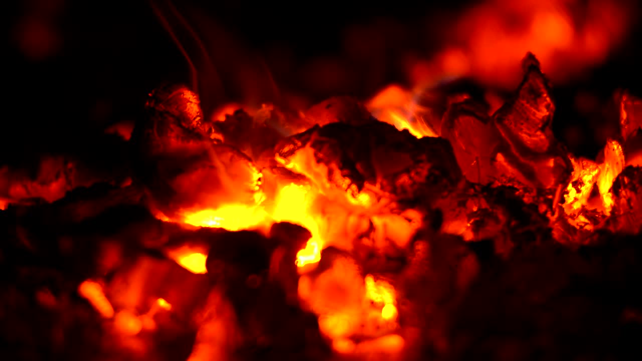 fuego ardiente con carbón caliente de cerca