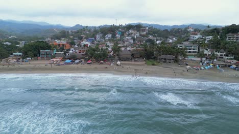 un dron sobrevuela mostrando la playa y el pueblo de sayulita mexico