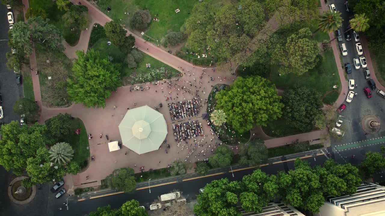 personas sentadas frente a la glorieta durante el evento, parque barrancas de belgrano, buenos aires