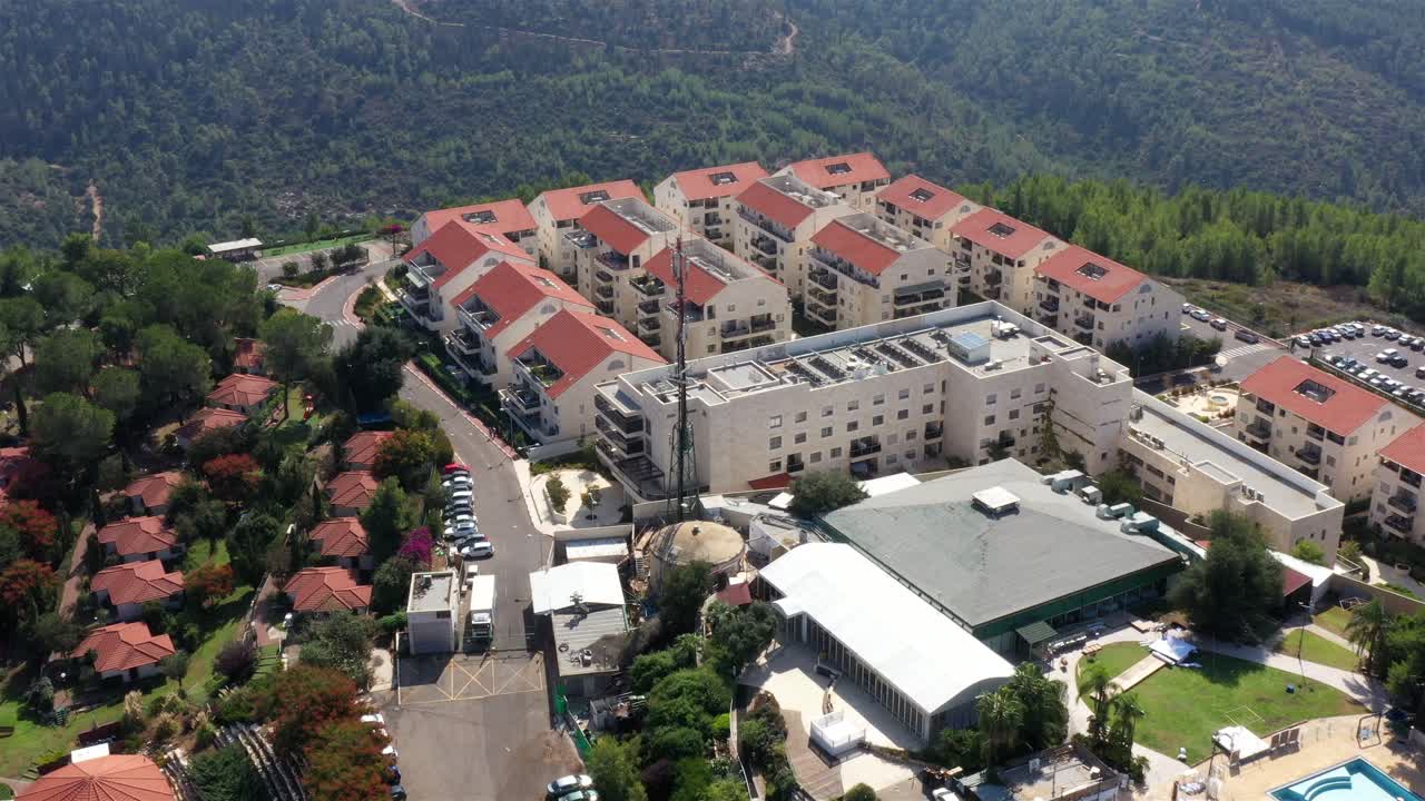 vista aérea de un complejo residencial en las montañas