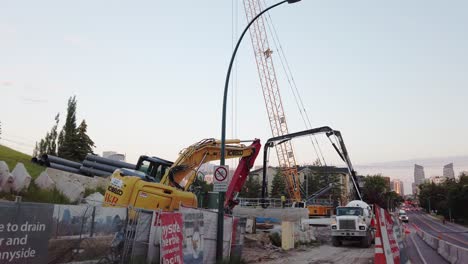 maquinaria de construcción en las calles de la ciudad de calgary, alberta, canadá