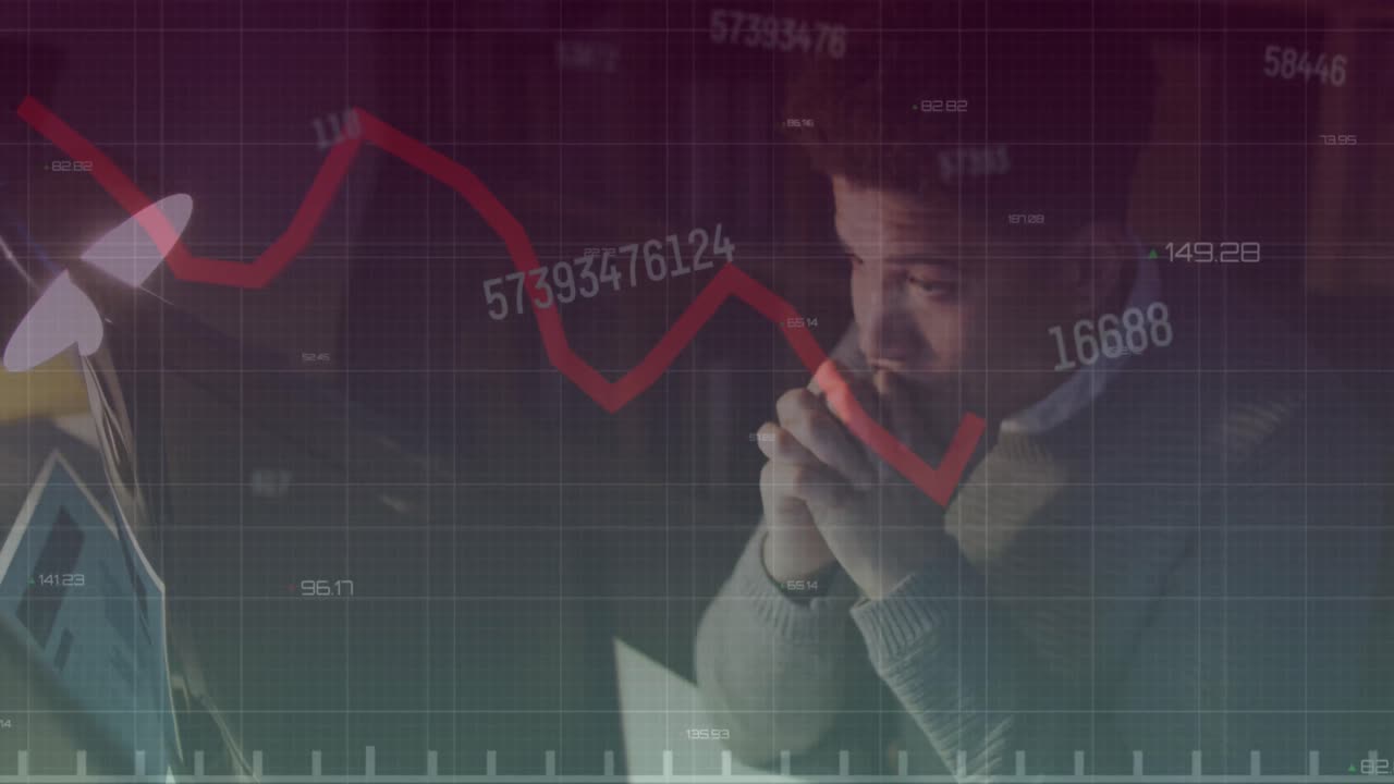 animación del procesamiento de datos financieros sobre hombre de negocios biracial