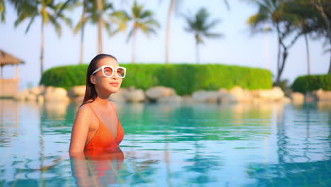 Joven-Mujer-Exótica-Pequeña-En-La-Piscina-En-El-Paraíso-Tropical-En-Un-Día-Soleado