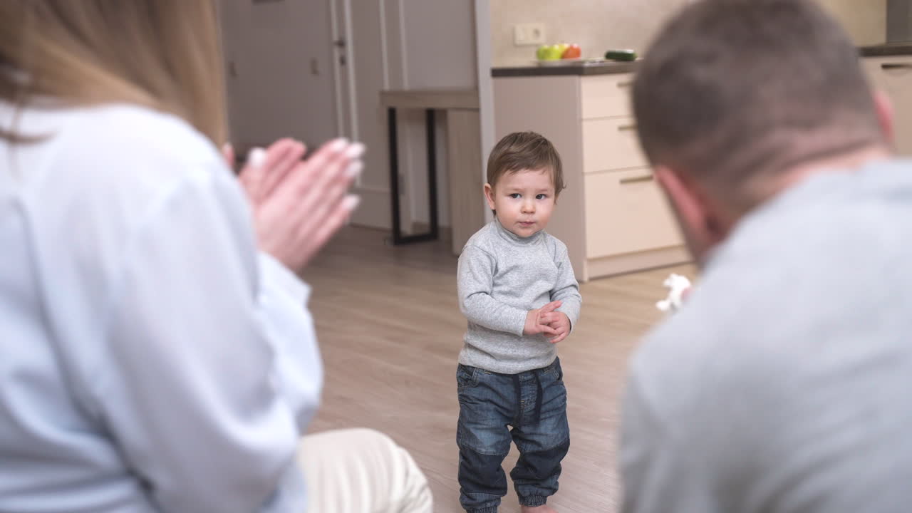 집에서 소파에 앉아있는 부모의 뒷모습 1