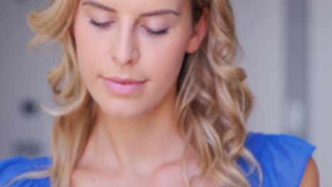 primer plano de una mujer usando