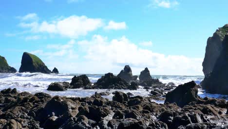 Olas-Rompiendo-En-Las-Rocas,-Niebla-Del-Mar-Y-Pilas-De-Mar,-Playa-De-Ballydwane,-Costa-De-Cobre,-Waterford,-Irlanda