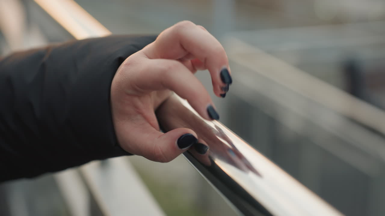 Primo piano di mano che