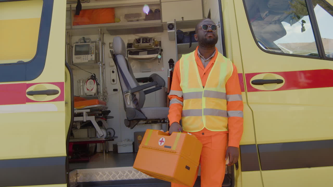 asistente médico con un botiquín de primeros auxilios