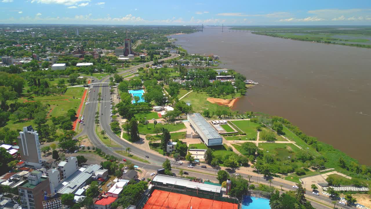 로사리오 아르헨티나 산타페 지방에서 드론으로 촬영된 도시 항공 사진, 파라나 강 시립 수족관