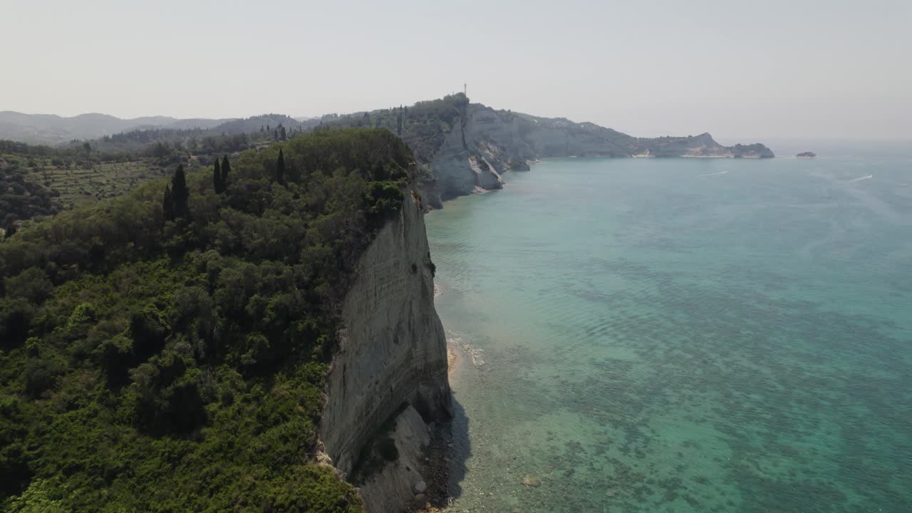 drone flyover sidari costa, acantilado rocoso blanco con paisaje marino turquesa, isla de corfú, grecia