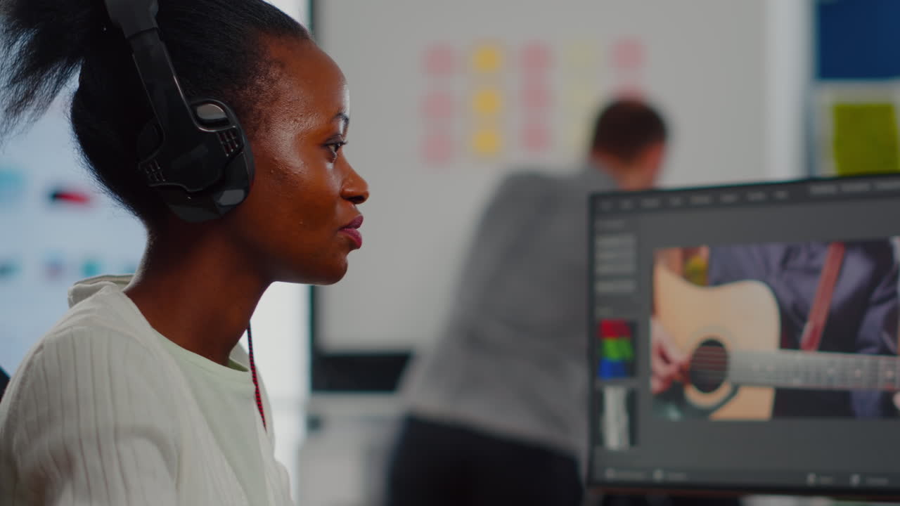 헤드으로 음악을 듣고 영상을 편집하는 아프리카 비디오 편집자