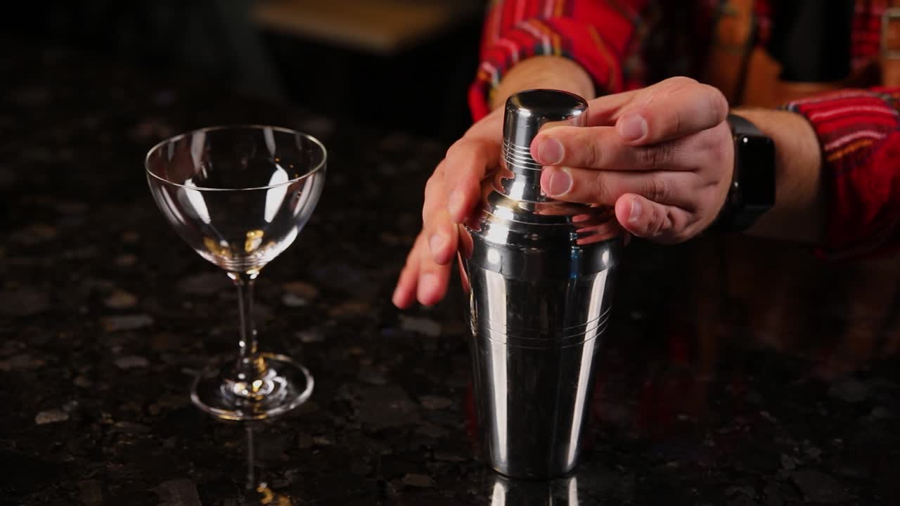 el camarero preparando un cóctel.