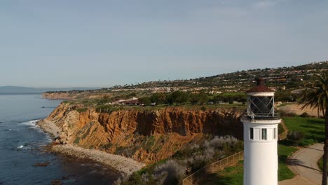 Drohnenaufnahmen-Von-Einem-Leuchtturm-In-Rancho-Palos-Verdes,-Los-Angeles,-Kalifornien,-Aufgenommen-Mit-Einem-DJI-Spark-1080p-30fps