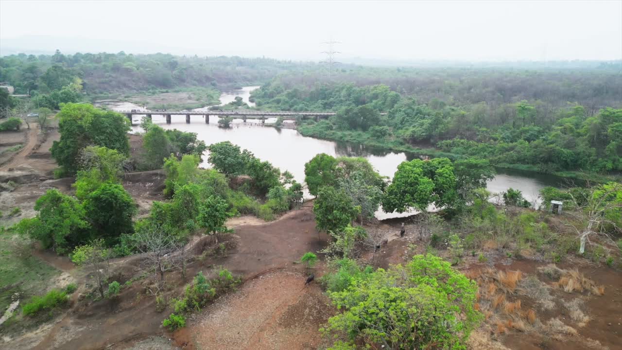 ambeshiv kh badlapur, maharashtra el río barvi fue disparado por un dron sobre el puente del día soleado