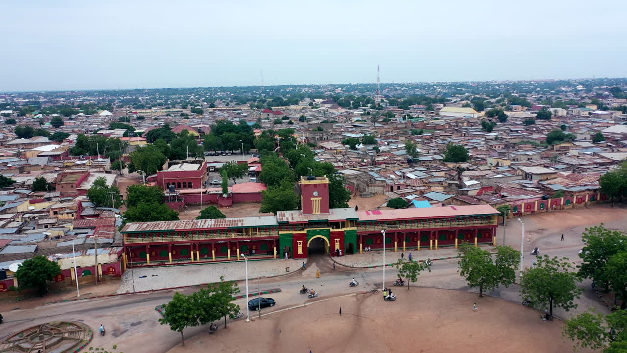 vista aérea ascendente del palacio emir en el estado katsina del norte de nigeria