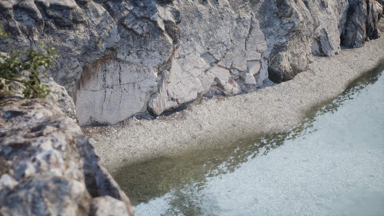 спокойная река, протекающая мимо скалистой скалы.