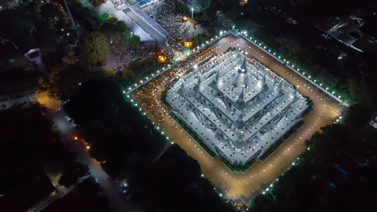 vista aérea de la gran pagoda en el templo de asokaram en samutprakarn, cerca de bangkok, tailandia, durante el festival budista de asalah puja (asanha bucha), que generalmente tiene lugar en julio, en la luna llena.