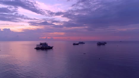impresionante puesta de sol sobre el océano con barcos