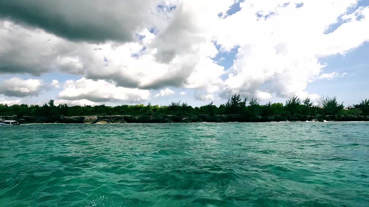 Navigazione nelle acque turchesi dell'Oceano Indiano a Zanzibar.