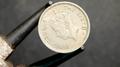 primer plano de monedas muy antiguas
