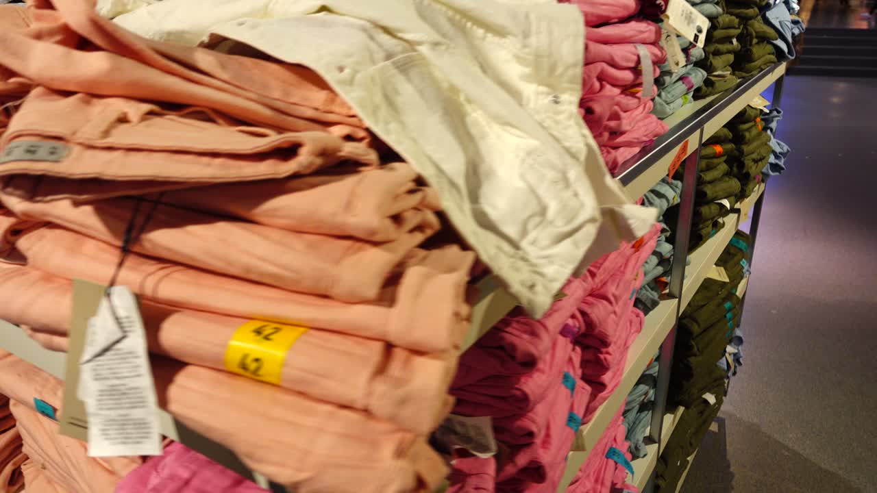 Shopping in Europa. La scelta dei prodotti nell'outlet. Sconti nei negozi d'Europa