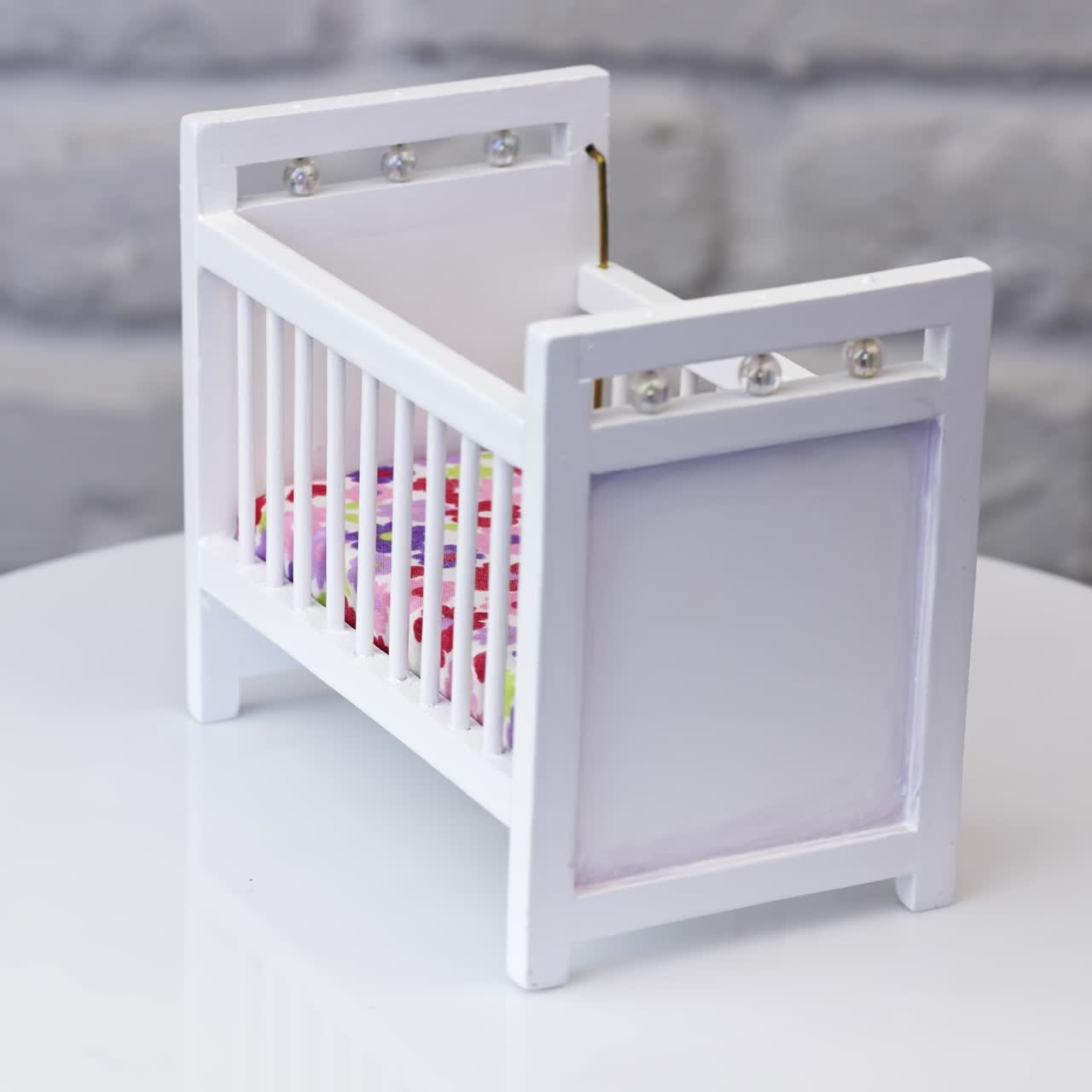 Mobili giocattolo in legno per bambini. Scatto in studio di mobili in legno su sfondo a parete.