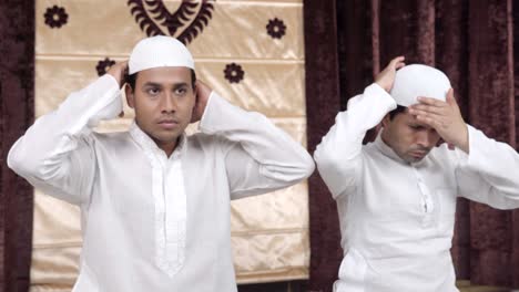 hombres musulmanes ajustando la gorra y preparándose para la oración de ramadán