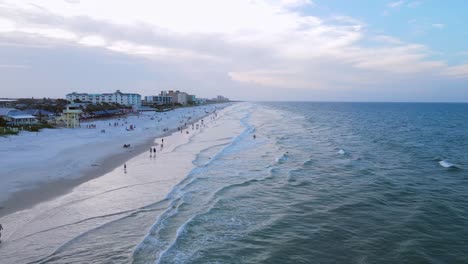 Ausgezeichnete-Luftaufnahme,-Die-Sich-Bei-Sonnenuntergang-Von-Menschen-Am-New-Smyrna-Beach,-Florida,-Zurückzieht