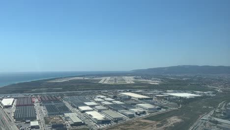 Perspectiva-Piloto-Inmersiva-Pov-Del-Aeropuerto-De-Barcelona-En-España,-Tomada-Desde-Un-Avión-Acercándose-Al-Aeropuerto