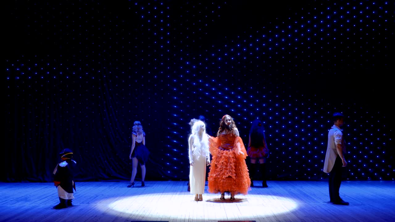 연극에서 특이한 영웅과 함께 현대적인 공연