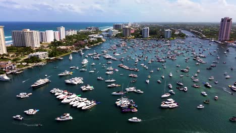 Ein-Wunderschönes-Drohnen-Schwenkvideo-Von-Leuten,-Die-Bei-Der-Boca-Bash-Am-Lake-Boca-Raton-In-Florida-Feiern