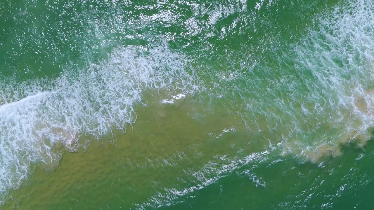 el dron captura los patrones dinámicos de las olas oceánicas.