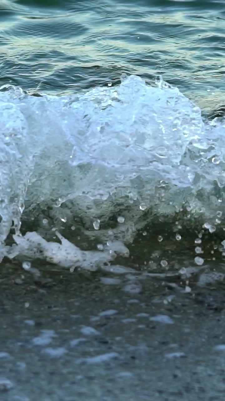 Bellissima onda marina. Onda che si infrange su una spiaggia sabbiosa.