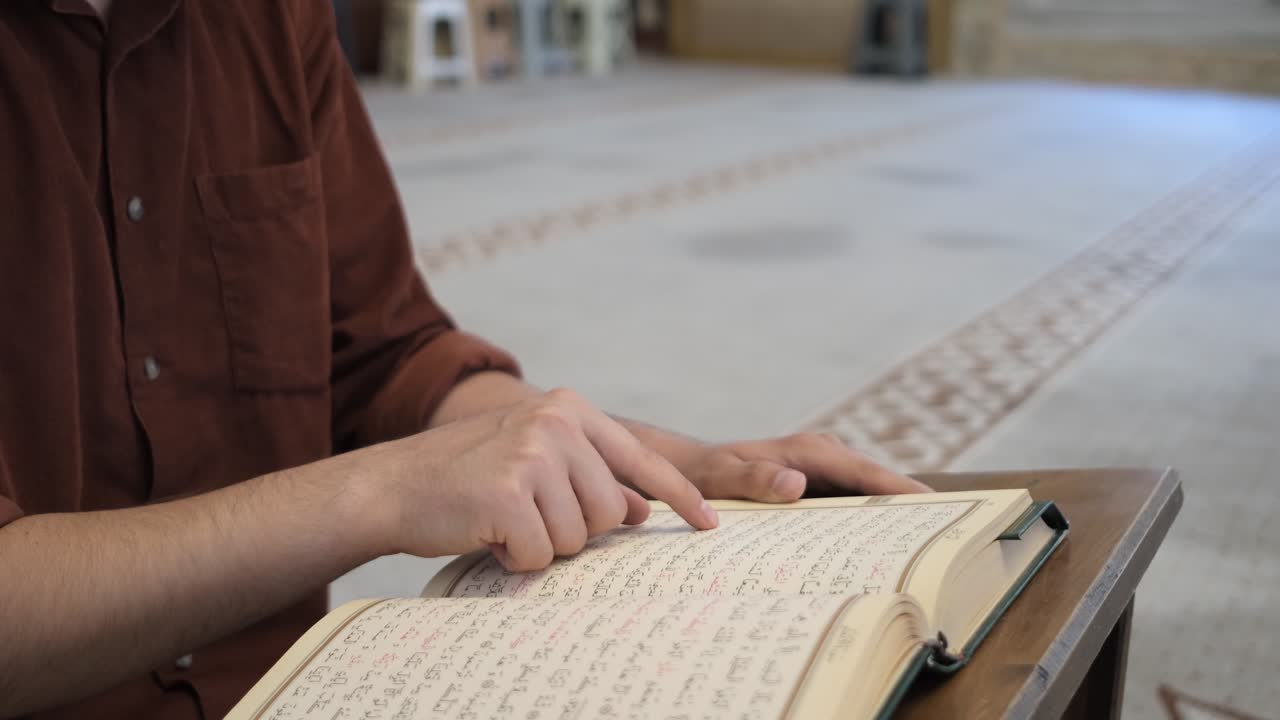 손가락으로 꾸란을 따라