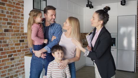 video de un agente inmobiliario mostrando a la familia un nuevo apartamento