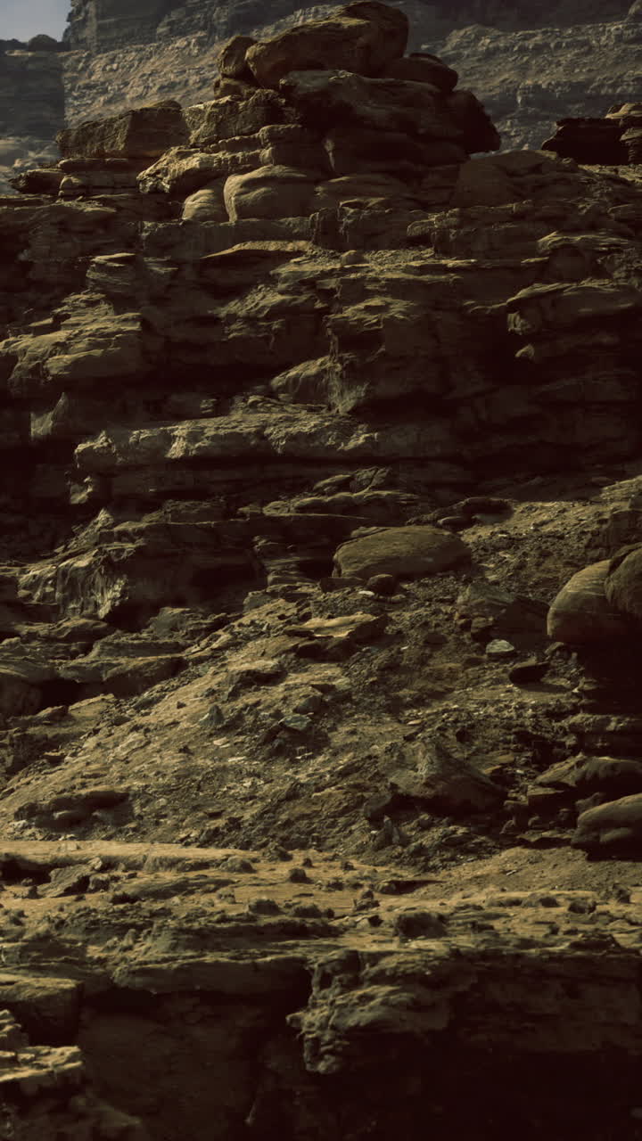 Esplorando aspre formazioni rocciose al tramonto in un vasto paesaggio desertico.