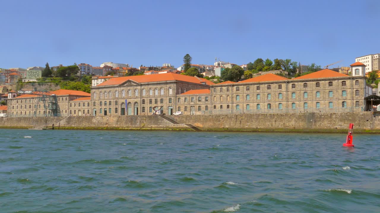포르투갈 포르투, 포브 에서 도루 강 을 항해 하는 관광 보트 에서 볼 수 있는 풍경