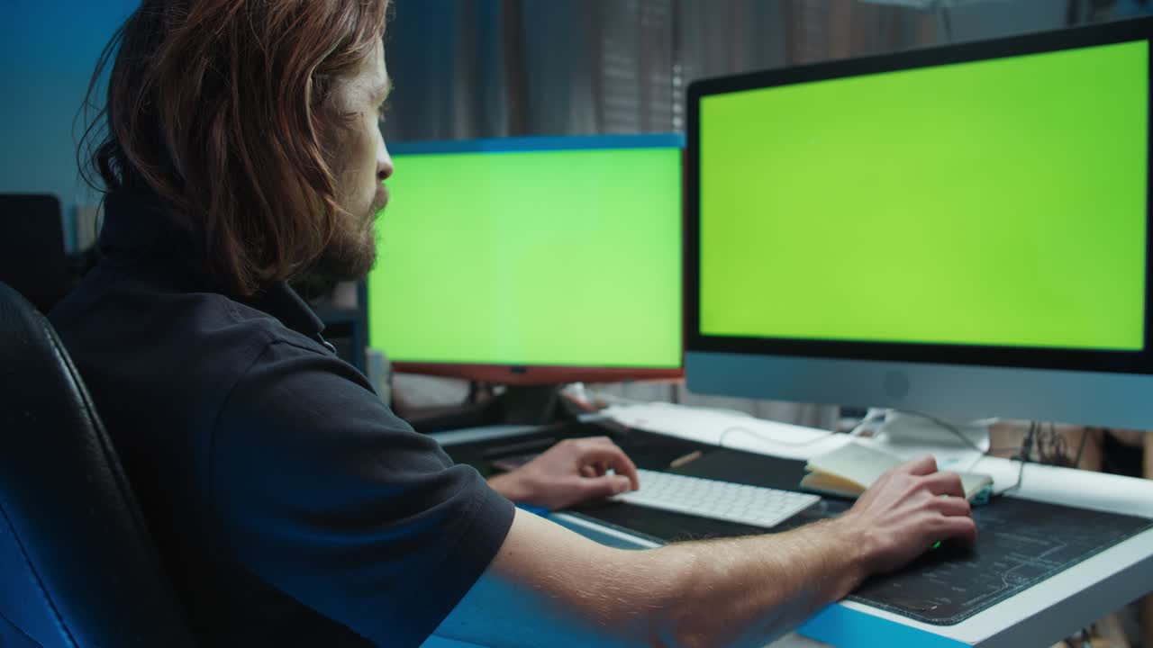 независимый работник, использующий компьютер и печатающий на клавиатуре с зеленым экраном