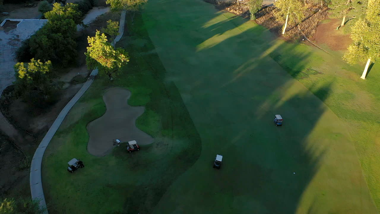 Drone aereo del campo da golf San Vicente a Ramona, California, all'alba