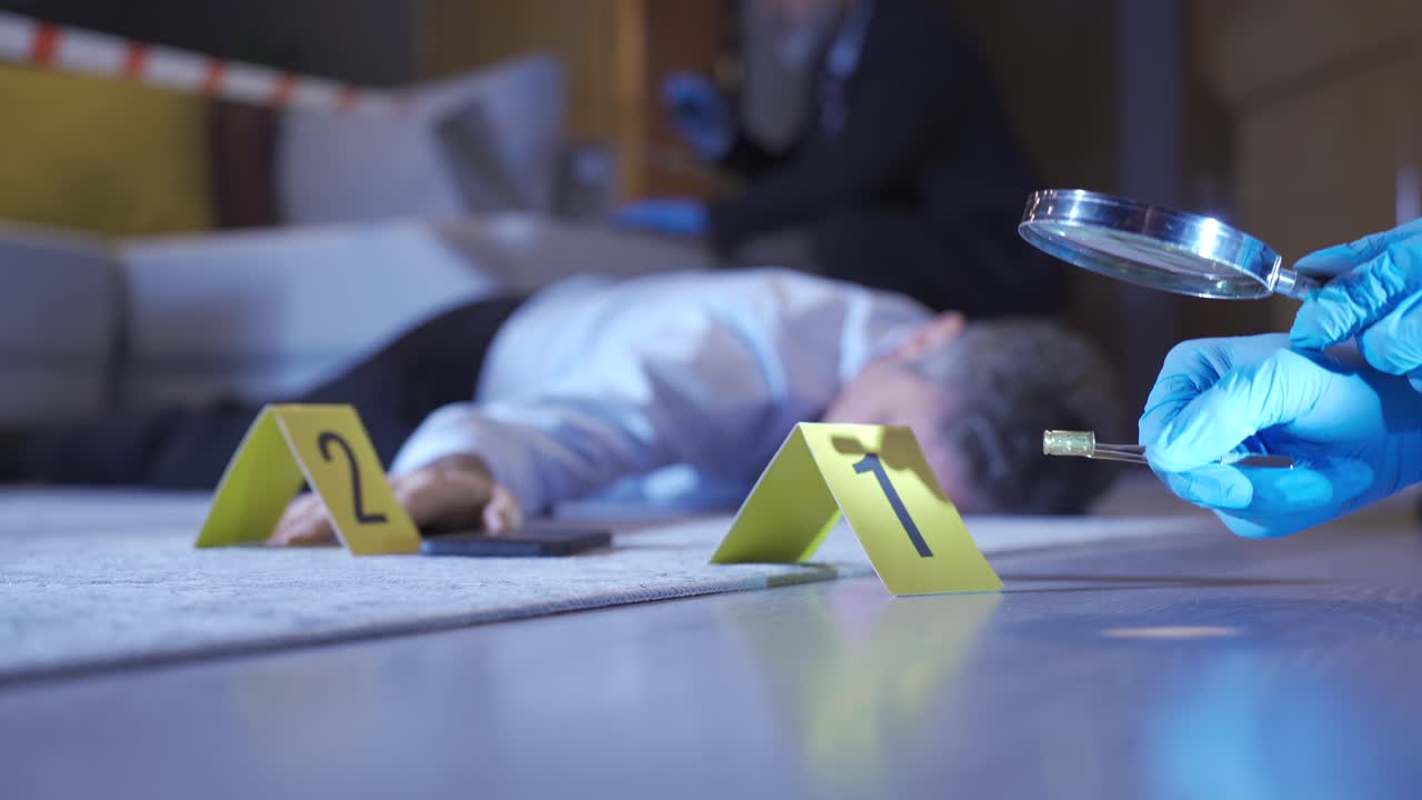 범죄 현장에서 일하는 경찰 전문가와 범죄학자입니다.